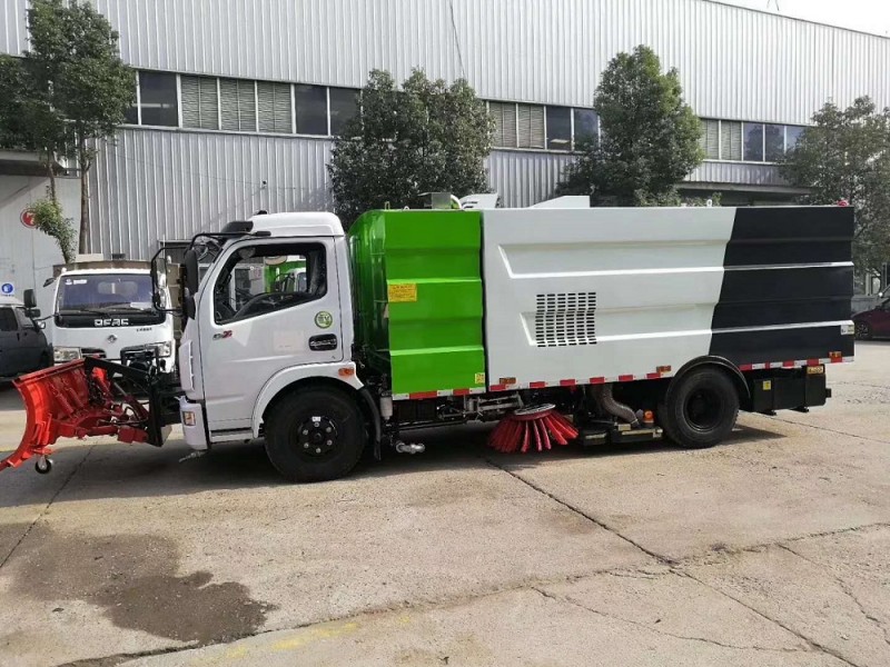 東風大多利卡8方吸塵車